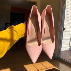 2/20 Aldo pointed toe heels